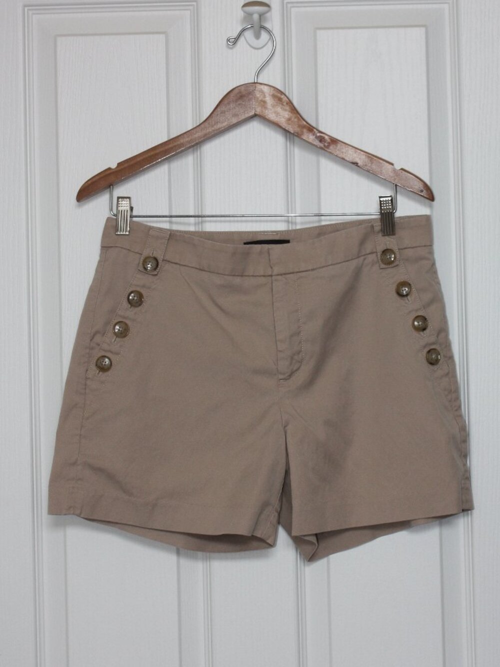 Banana Republic Heritage Mariner Shorts Beige with Button detail Size 8